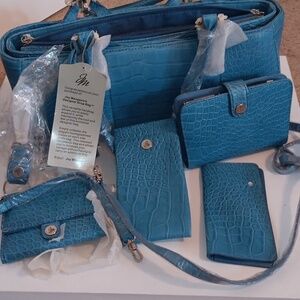 BRAND NEW designer bag. Comes with wallet, extended strap, notepad, card…